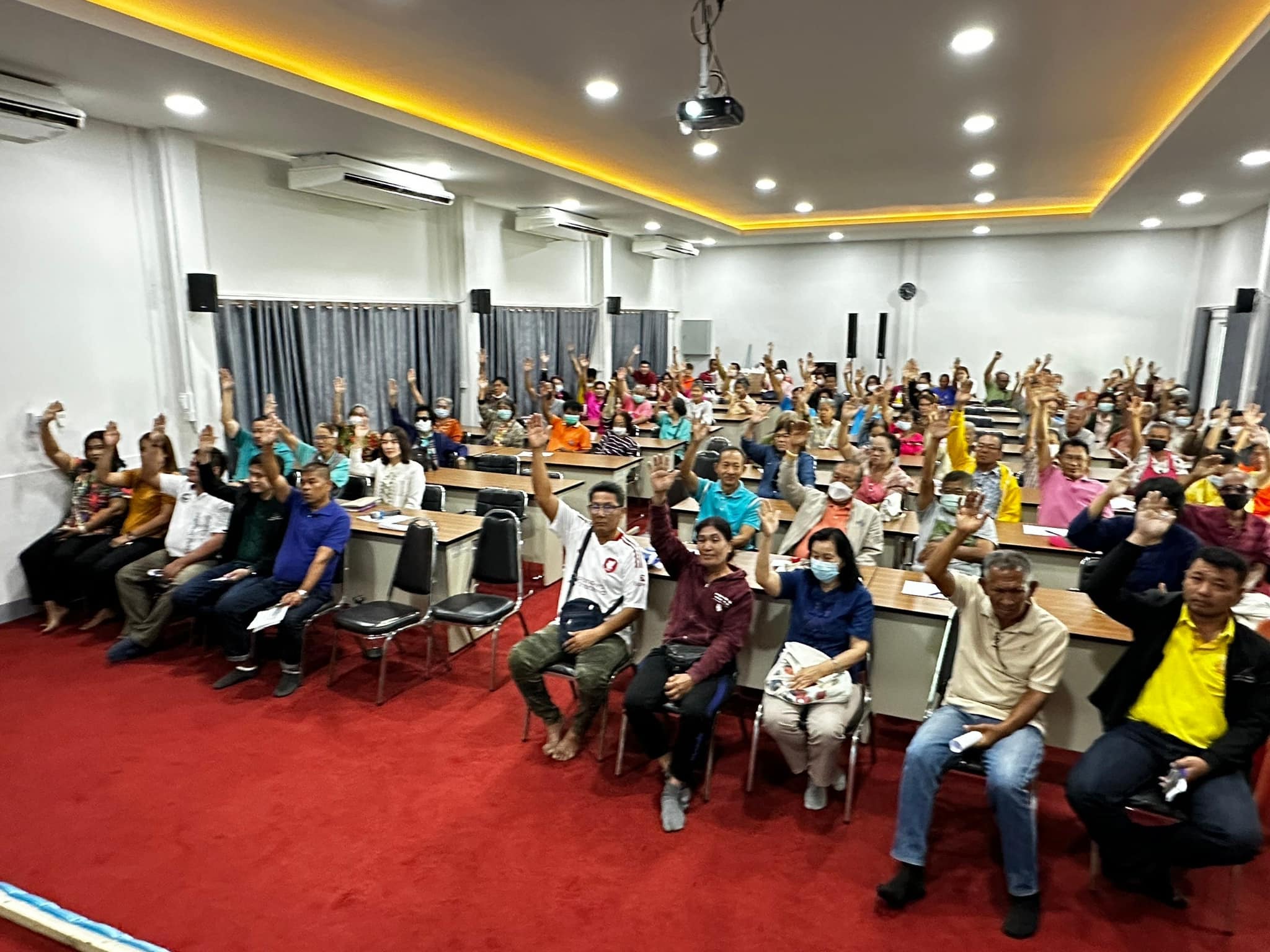 ภาพผู้เข้าร่วมประชุมส่วนใหญ่ยกมือ